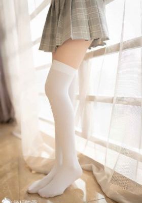 年轻的女教师在线